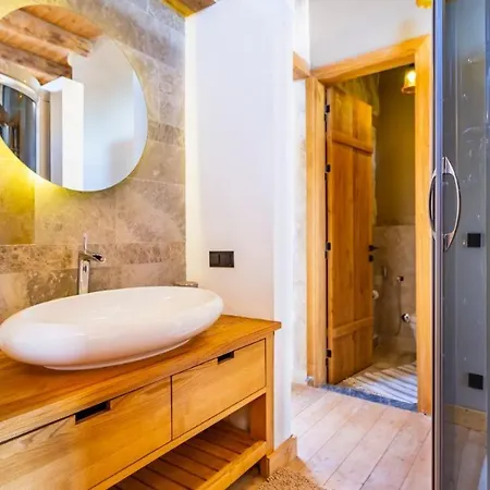 Villa Silver House, Luxurious In *